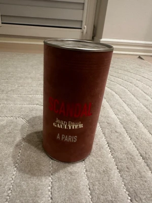 Scandal Jean Paul Gaultier parfym - Scandal från Jean Paul Gaultier med unik och lekfull design. Perfekt för dig som vill sticka ut och addera en cool detalj till din samling. Paris-vibe och trendig look. Volym och ingredienser framgår ej på bilderna.