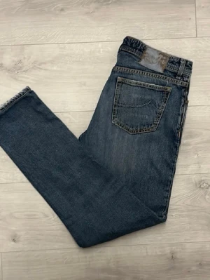 Jacob Cohen jeans  - Hej! Säljer dessa Jacob Cohen jeans i modellen 688//jeansen har ett hål vi fickan (se bild 4)//jeansen är i size 33-W32 ish//fråga gärna! 