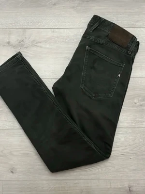 Replay anbass jeans  - Hej! Säljer dessa replay anbass jeansen//jeansen är grå/gröna hade jag sakt//inga defekter//fråga gärna! 