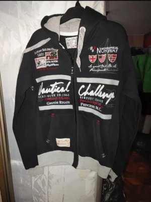 Geographical Norway Hoodie - Säljer en snygg svart hoodie från Geographical Norway i storlek S. Väldigt stilren och lättmatchad hoodie som funkar perfekt till både vardag och streetwear. Skön kvalitet med bra passform och helt nyskick med alla prislappar kvar och skönt mjukt material. I mycket fint skick utan några brister, redo att användas direkt. Ett säkert val om du vill ha en clean och tidlös hoodie.