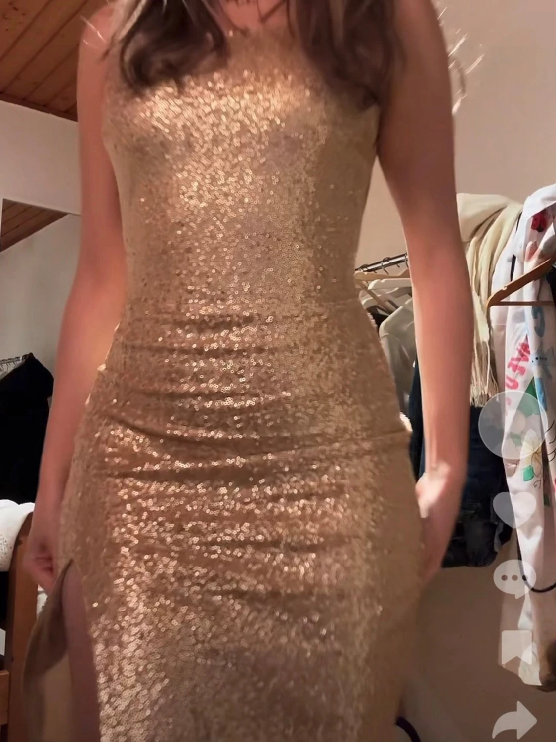 Guldig glittrig långklänning med slits - 3