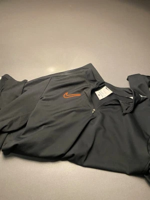 Nike träningströja  - Säljer nu denna riktigt snygga Nike tränings tröjan i st 170 bara höra av dig vid frågor eller funderingar och pris kan absolut diskuteras.