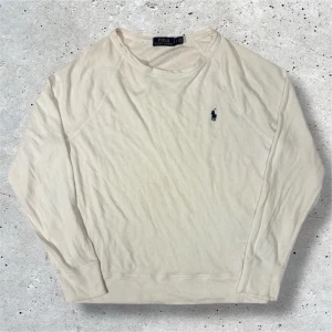 Ralph Lauren tröja - Vit Ralph Lauren tröja i stl S. Tröjan är i myxket bra skick utan tecken på användning. Hör av er vid frågor, pris kan diskuteras vid snabb affär!