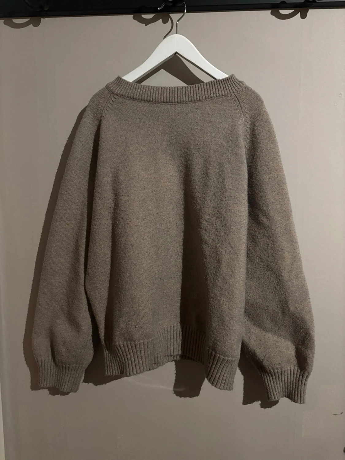 Beige stickad tröja med ribbade muddar