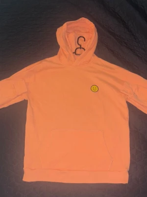 Orange Hoddie - Oanvänd tröja i storlek M. Mycket skön material på in och utsidan. 