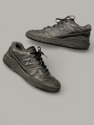 New Balance 550 Triple Black Stl 43 - Säljer ett par New Balance 550 (modell BB550BBB) i färgen triple black. Skorna är i överlag gott skick och har använts normalt.  Det finns en liten defekt på ena skon: en mindre söm har gått upp på ett ställe (se bilder). Utöver detta är skorna i bra skick och har mycket användning kvar. 	•	Storlek: EU 43 / US 9.5 	•	Färg: Triple Black 	•	Original New Balance 550-modell 	•	Rengjorda och väl omhändertagna  Perfekta vardagssneakers till ett rimligt pris!