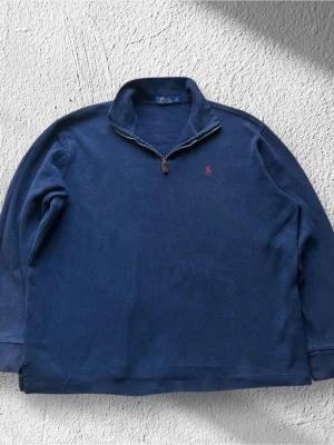 Blå Ralph Lauren Quarter Zip - Klassisk Ralph Lauren quarter zip i blå färg. Tröjan är i mycket bra skick och är sparsamt använd.  Storlek: XL Skick: Mycket bra skick Färg: Blå Märke: Ralph Lauren Modell: Quarter zip  Hör gärna av dig vid frågor så svarar jag så fort jag kan! 😁 