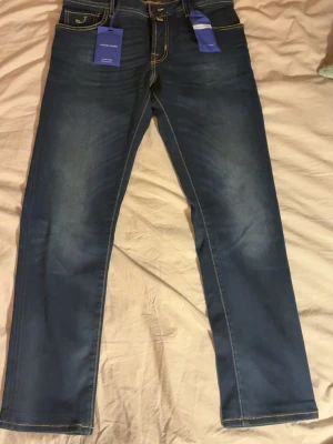 Jacob Cohën blå jeans, storlek 33 - Snygga blå jeans från Jacob Cohën med klassisk femficksdesign. Aldrig använda och samtliga lappar sitter kvar.