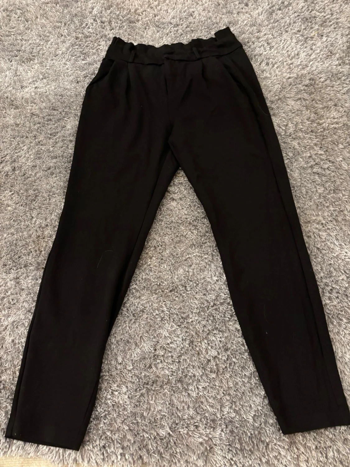 Svarta högmidjade kostymbyxor