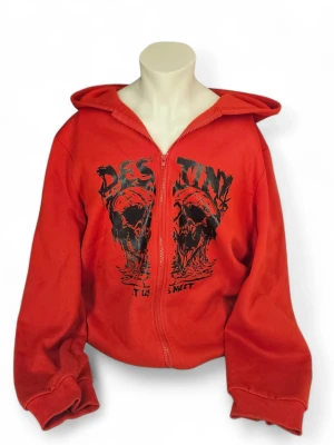 Y2k hoodie unisex emo - Y2k hoodie i unisex. Den är unbranded och secondhand men i bra condition. Storleken ungefär M