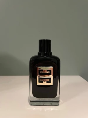 Givenchy Gentleman Society Ambree - Givenchy Gentleman Society Ambree är en parfym som passar bra på vintern och vid specialla tillfällen, som en datenight. Den har noter av bl.a sandelträ, vanilj och tobak. Det är lite mer än hälften kvar, ca 60 ml kvar. Parfymen är i fint skick, sprayern är lite lätt skadad men funkar i princip som vanligt. Kan även ta emot byten.