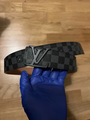 Louis vuitton bälte - Säljer mitt snygga Louis vuitton bälte i svart. Helt ny och oanvänd bälte. Perfekt om du vill ge outfiten lite extra lyxig känsla. Vid minsta fundering – tveka inte på att höra av er!