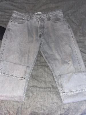 Gråa Jack and Jones jeans - Säljer ett par gråa jeans från Jack and Jones