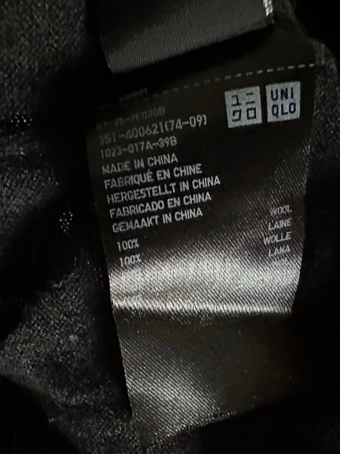 Mörkgrå v-ringad ulltröja från Uniqlo - 4