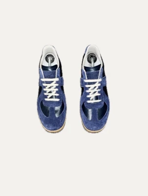 Maison Margiela sneakers blå mocka - Snygga sneakers från Maison Margiela i mörkblå mocka och skinn med vita snören och beige gummisula. Klassisk rund tå och platt sula, perfekt för dig som gillar stilrena och lyxiga detaljer. Ikonisk design med kontrasterande material och färger.