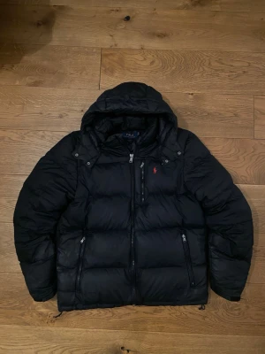 Ralph Lauren puffer jacket - Fint skick med små defekter - se sista bilden. Storlek L, modellen på bilden är 182 cm, sitter lite stort. Kom gärna med prisförslag eller andra frågor!