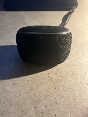 Mini högtalare svart ( minst 200kr) - Fraktar inom 1 dag laddas med USB C behöver betala extra om du vill ha laddare 