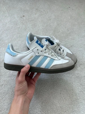 Adidas Samba Ice Blue - Ovanliga och sjukt snygga Adidas samba ice blue sneakers, 9/10 i skick, använda endast ett par dagar. Nypris 3799kr. Kvitto + box ingår vid köp! Skriv vid frågor!