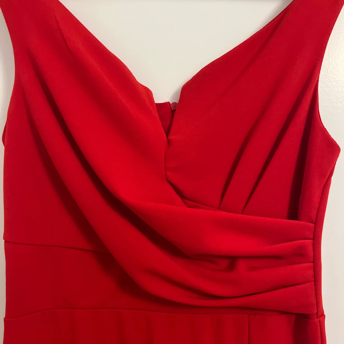 Röd långklänning med omlott och slits - 2