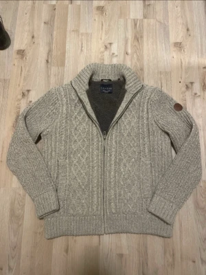 Grå fodrad stickad cardigan - Otroligt snygg, varm och skön grå fodrad stickad cardigan med fint mönster. Passar perfekt nu till vintern. Priset kan såklart diskuteras!