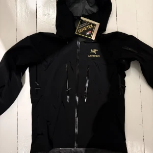 Arc'teryx jacka - Svart Arc'teryx Alpha SV GoreTex jacka i nytt skick! Storlek S men passar även M. Äkthetsbevis finns! Hör av er vid funderingar :)