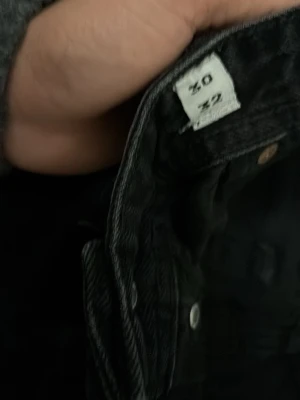 Svarta loose fit jeans från Jack & Jones - Svarta jeans från Jack & Jones i loose fit-modell, storlek 30/32. Klassisk femficksdesign med knapp och dragkedja fram. Jeansen är tillverkade i bomull och har en rak siluett som ger en chill vibe. Perfekt för dig som gillar lite bredare passform.