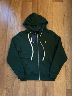 Ralph lauren hoodie  - Ralph lauren zipper med fleece lining. Helt ny, barnstorlek XL motsvarar XS / S. 60cm lång 45 cm bred 