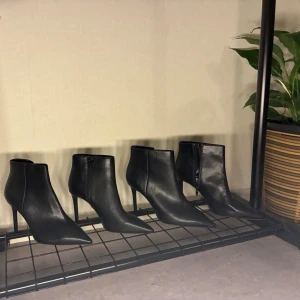 Stövletter med spetsig tå - Skorna är i slätt skinn och har dragkedja på sidan för enkel på och avtagning. Perfekt för dig som gillar stilrena och edgy boots med elegant siluett. Aldrig använd endast stått i källaren sedan köp. Nypris pris 599 st. Ditt pris 220 för båda par