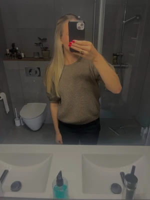 Brun stickad t-shirt - Säljer en beige stickad tröja med korta ärmar. Tröjan är från vero moda och i storlek L. Men den passar mig och jag har i vanliga fall S. Mycket fint skick!!🤍