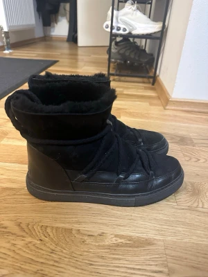 Svarta Inuikii Classic - Svarta Inuikii Classics med låg sula. Strl 41. Använts måttligt två vintrar! Skriv för mer info eller för att prata pris!