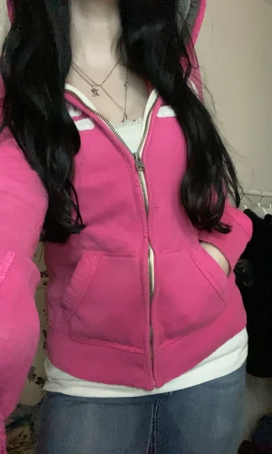 Vintage rosa Abercrombie&Fitch hoodie - Storlek: L men passar mindre. Sliten runt ärmarna och bandet runt midjan, samt vid dragkedjan men inget som syns på långt avstånd. 