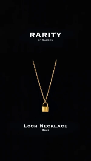 Lock Necklace - Gold: Unikt halsband  - Otroligt snyggt och unikt halsband i rostfritt stål. Halsbandet är i en fin guldig färg och har fina detaljer som får outfiten att poppa!🪽