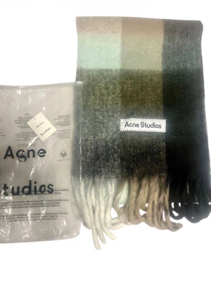 Acnestudios halsduk - En fin ull halsduk från acnestudios, ganska stor storlek men i bra skick utan några skador, tag och påsen medföljer. Köpt på vinted