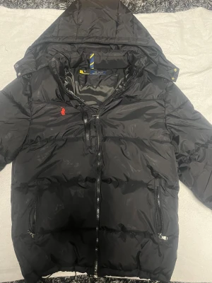 Polo puffer jacka S - En fin puffer jacka från polo i storlek S, passar 180-185 cm. Bra skick inga skador eller fläckar. Kommer med sin tag. Skriv vid någon fundering 🤔