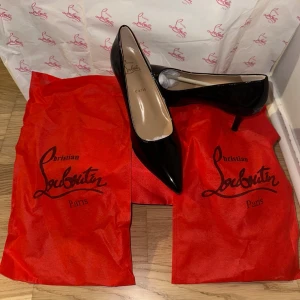 Svarta klackar från Christian Louboutin - Säljer ett par ikoniska svarta pumps från Christian Louboutin med glansig finish och klassisk röd sula. Skorna har spetsig tå och smal klack, tillverkade i skinn. Perfekta för dig som vill ha en lyxig och tidlös look. Aldrig använda! Pris kan diskutera☺️