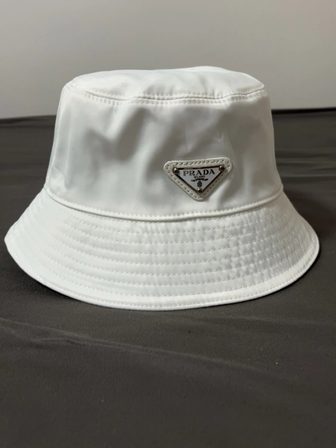 Vit bucket hat från Prada