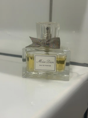 Miss Dior Eau de Parfum 30ml - Miss Dior Eau de Parfum 30 ml. Fint skick och äkta! 