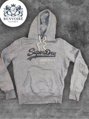 Superdry Hoodie  - Riktigt fet superdry hoodie som är i fint skick men ändå denna vintage looken! Riktigt sällsynt tröja som inte finns på marknaden! Storlek M
