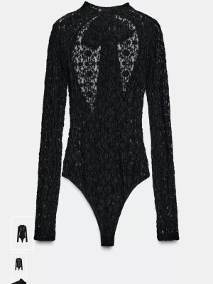 Svart spetsbody med rosett stl xs - Säljer en svart body från Zara i transparent spets med lång ärm och stor rosett i satin bak i nacken. Bodyn har en djup öppen rygg och är figurnära med snygg spetsstruktur. Perfekt för dig som gillar detaljer och vill sticka ut.