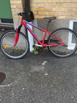 Cykel använd i 2 år - Ganska ny cykel som knappt är använt.