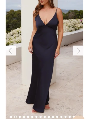 Nyårsklänning/balklänning - Säljer en marinblå långklänning, aldrig använd endast provad en gång då jag hade en annan klänning på min bal 💞Storlek 10 Australien vilket motsvarar M, med frakt och tull var nypriset ca 1200