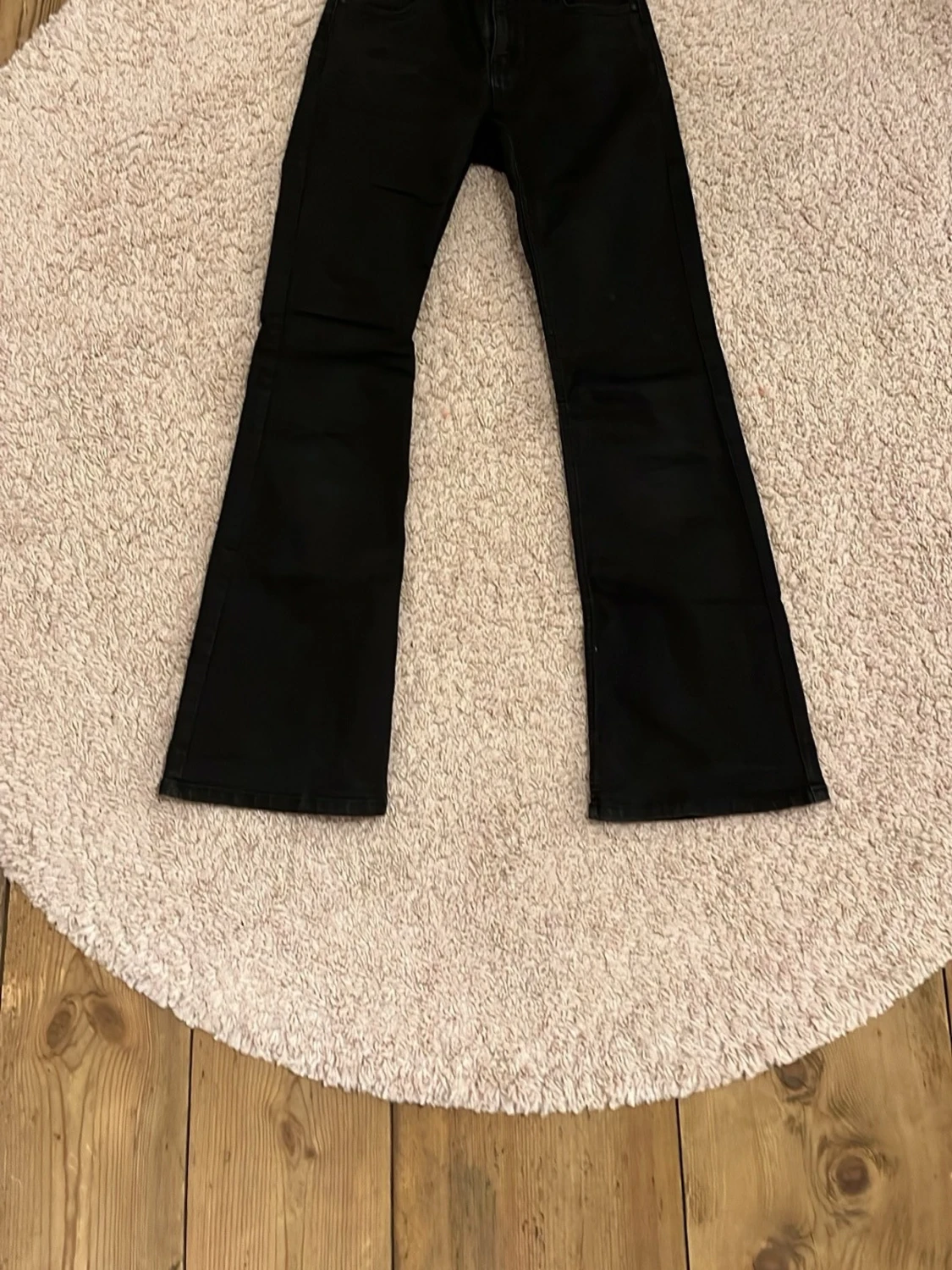 Svarta bootcut byxor från Lindex