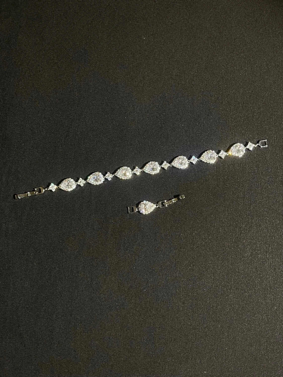 Glittrig silverväst med pärldetaljer - 1