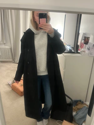 Svart lång kappa - Säljer en snygg svart lång kappa från märket only, men köpt på nelly. Nyskick med prislappen kvar. Nypris är 1000kr.💞