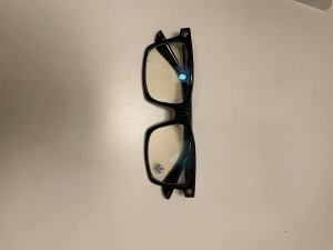 Schyssta Chrome Hearts glasögon, mycket bra skick!! - Bilderna visar ett par svarta glasögon med dekorativa detaljer, men ingen väst finns med. Vänligen ladda upp bilder på en väst för att få en beskrivning.