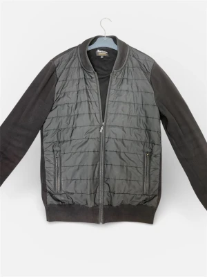 Svart Barbour Cardigan - Snygg svart cardigan med quiltad framsida och mjuka ärmar. Jackan har dragkedja framtill, två fickor med dragkedja och ribbade muddar. Storlek S är true to size. Pris kan diskuteras vid snabb affär.