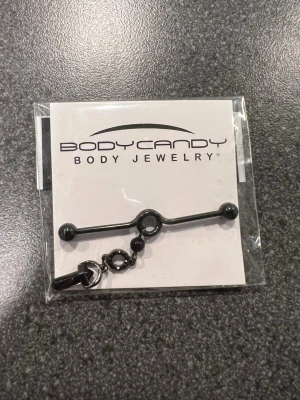 Industrial piercing smycke - Bilderna visar ett svart industriellt piercing-smycke från BodyCandy med en hängande kristall