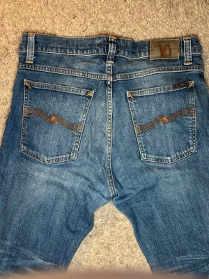 Nudie Jeans - Ljusblåa Nudie jeans- storlek 32/30- pris: 449kr. Hör av er vid funderingar! Först till kvarn!