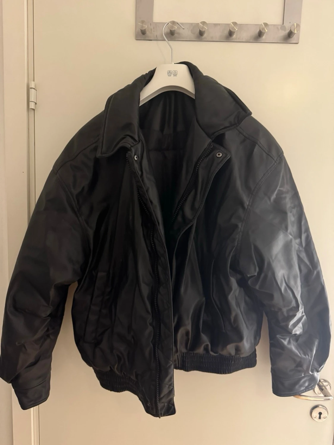 Svart oversized skinn bomberjacka