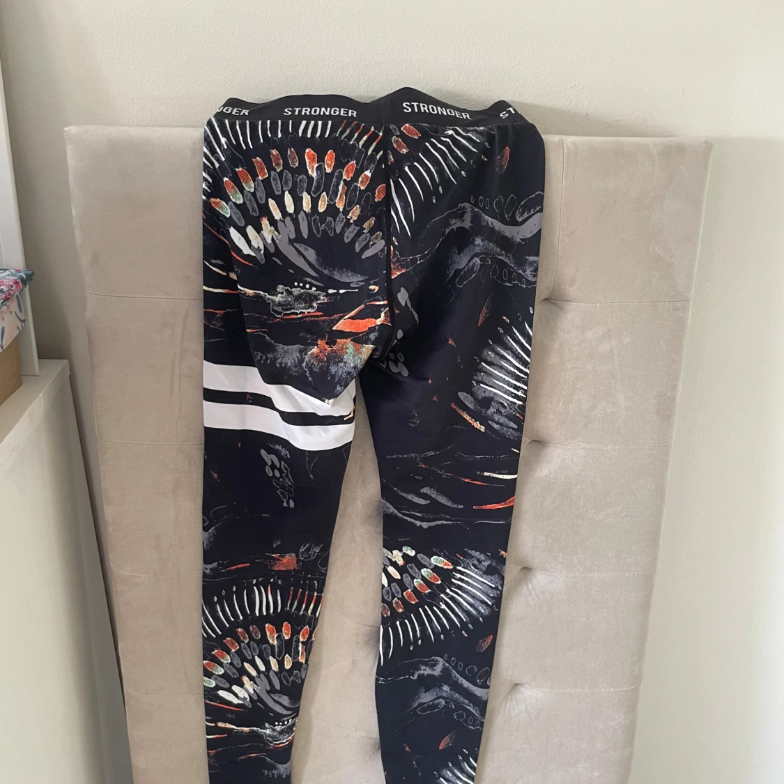 Mönstrade leggings från Stronger - 1